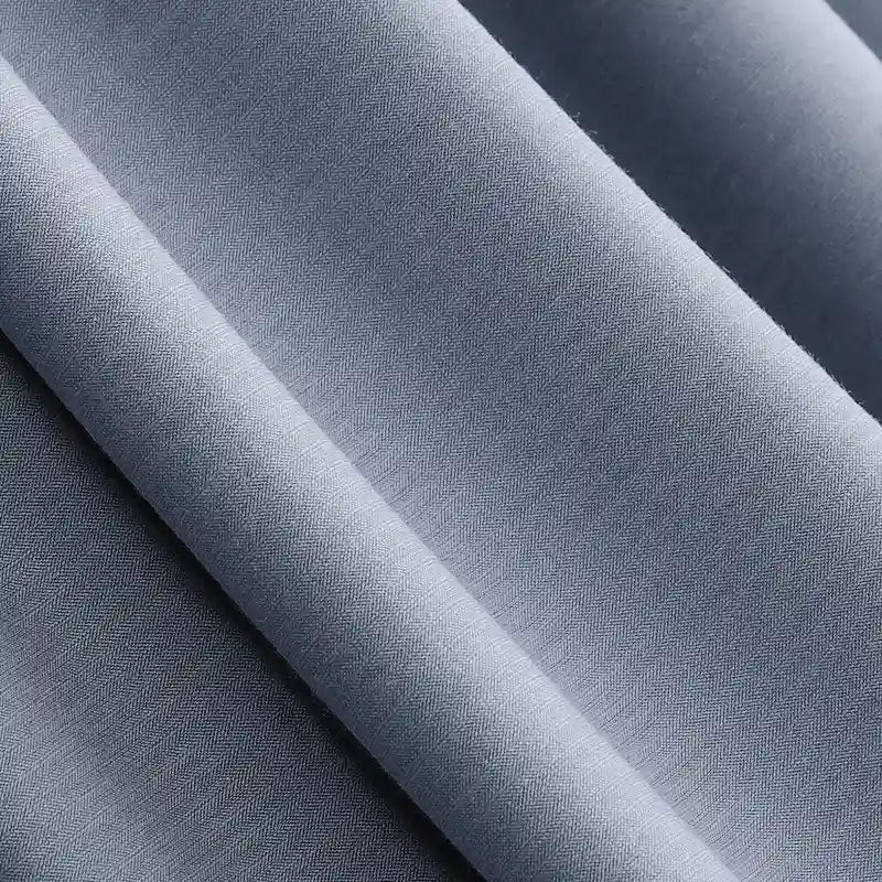 Gros plan sur le Jersey modal uni au mètre de Longan Craft France : tissu bleu-gris clair, doux, respirant, en coton-modal, avec des plis souples et une brillance subtile - idéal pour les vêtements de nuit.