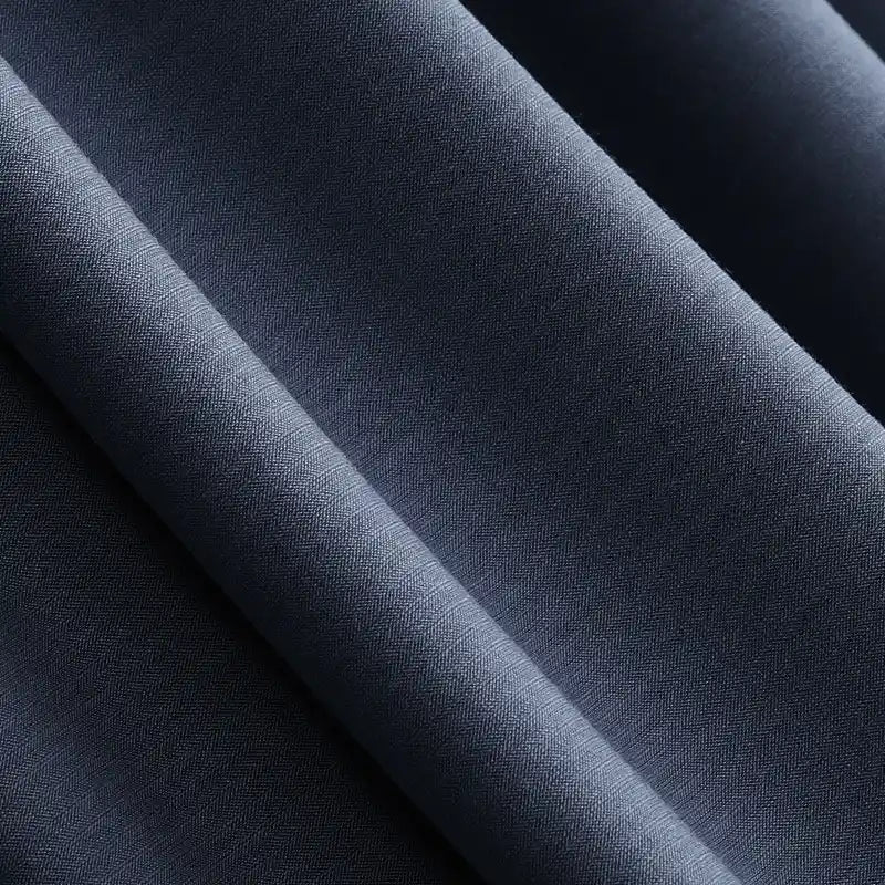 Gros plan sur le Jersey modal uni au mètre de Longan Craft France : un tissu jersey coton-modal bleu foncé, lisse et finement tissé avec des plis en diagonale. Ce textile respirant est idéal pour les vêtements de nuit.