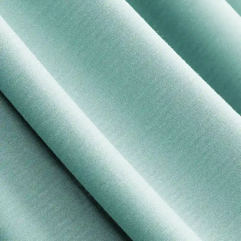 Gros plan sur le Jersey modal uni au mètre de Longan Craft France, un tissu léger sarcelle en jersey coton-modal avec une texture lisse et respirante et des plis doux - idéal pour les vêtements de nuit.