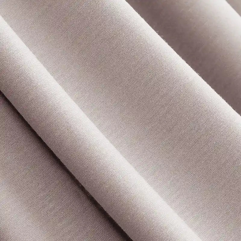 Gros plan sur le Jersey modal uni au mètre de Longan Craft France : tissu jersey coton-modal beige doux avec tissage visible, finition lisse et mate, et plis doux - un textile idéal et respirant pour les vêtements de nuit et le confort.