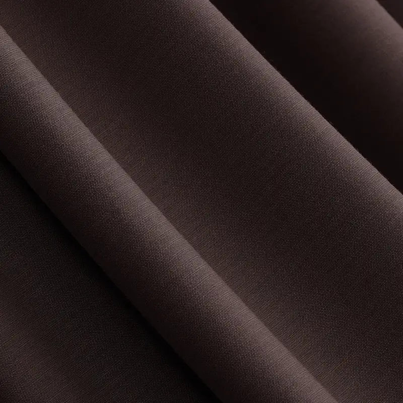 Gros plan sur le Jersey modal uni au mètre de Longan Craft France - marron foncé, texture lisse, tissu coton-modal finement tissé et doux. Textile respirant idéal pour les vêtements de nuit et parfait pour la couture d'enfants.