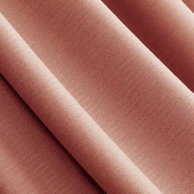 Gros plan sur le Jersey modal uni au mètre de Longan Craft France : un tissu jersey coton-modal doux et rosé, à la texture lisse et au tissage visible, parfait comme textile respirant pour la lingerie de nuit.