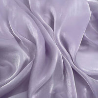 Gros plan sur Tissu organza uni au mètre de Longan Craft France-léger, transparent et lavande, parfait pour vêtements élégants ou décoration raffinée grâce à sa texture douce et soyeuse.