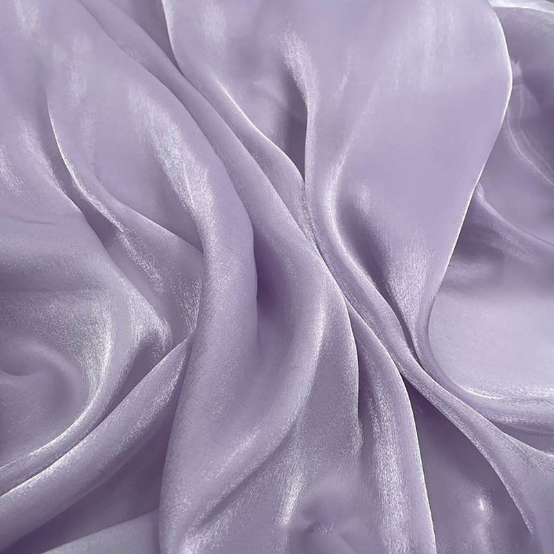 Gros plan sur Tissu organza uni au mètre de Longan Craft France-léger, transparent et lavande, parfait pour vêtements élégants ou décoration raffinée grâce à sa texture douce et soyeuse.