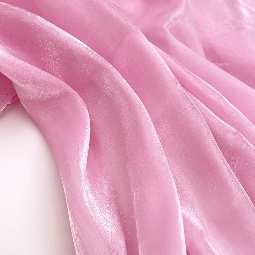 Découvrez le tissu organza uni au mètre Longan Craft France : léger, transparent et doux, avec un bel aspect brillant rose et des plis délicats. Idéal pour la décoration et les vêtements.