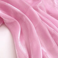 Découvrez le tissu organza uni au mètre Longan Craft France : léger, transparent et doux, avec un bel aspect brillant rose et des plis délicats. Idéal pour la décoration et les vêtements.