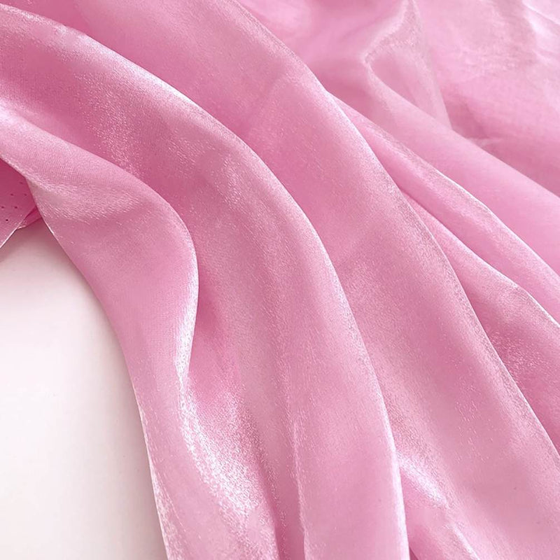 Découvrez le tissu organza uni au mètre Longan Craft France : léger, transparent et doux, avec un bel aspect brillant rose et des plis délicats. Idéal pour la décoration et les vêtements.