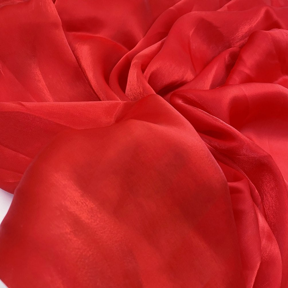 Découvrez de près le tissu organza uni au mètre Longan Craft France : léger, transparent et soyeux, idéal pour vêtements ou décoration grâce à ses plis doux et son éclat subtil.