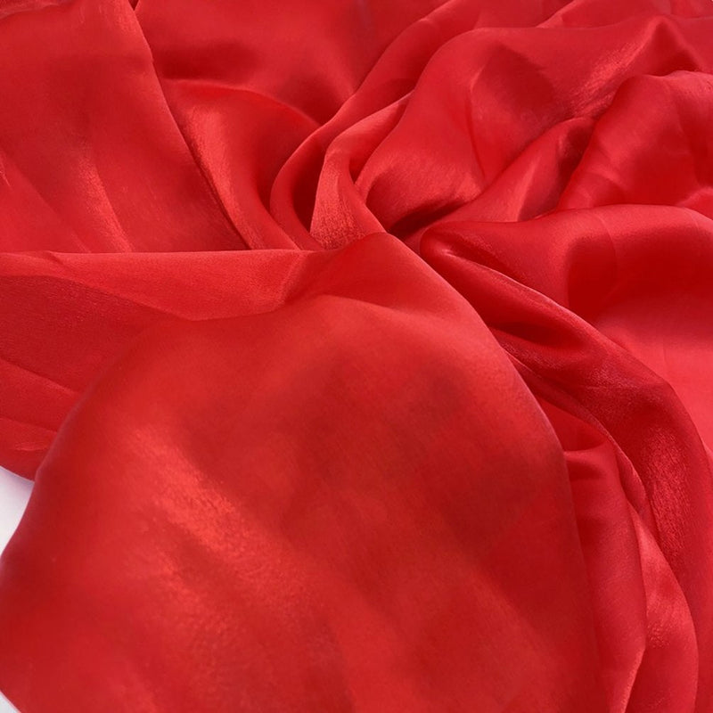 Découvrez de près le tissu organza uni au mètre Longan Craft France : léger, transparent et soyeux, idéal pour vêtements ou décoration grâce à ses plis doux et son éclat subtil.