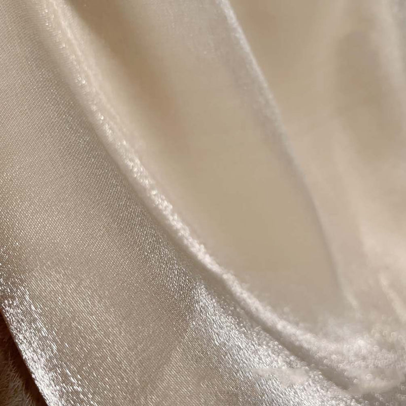 Gros plan sur le Tissu organza uni au mètre de Longan Craft France : tissu polyester léger et transparent à la texture douce et aux reflets subtils, parfait pour les vêtements et la décoration.