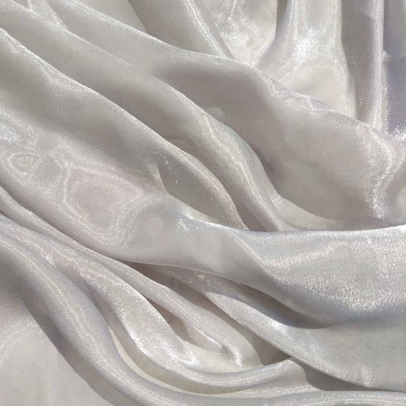 Gros plan sur le tissu organza uni au mètre de Longan Craft France : léger, transparent et légèrement brillant en blanc, avec de douces ondulations-idéal pour vêtements ou décoration.