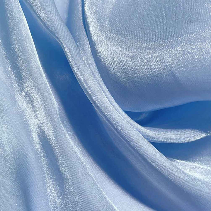 Gros plan sur le Tissu organza uni au mètre de Longan Craft France : un tissu léger et transparent aux plis souples, idéal pour les vêtements et la décoration afin d'apporter une touche de douceur et de fluidité.