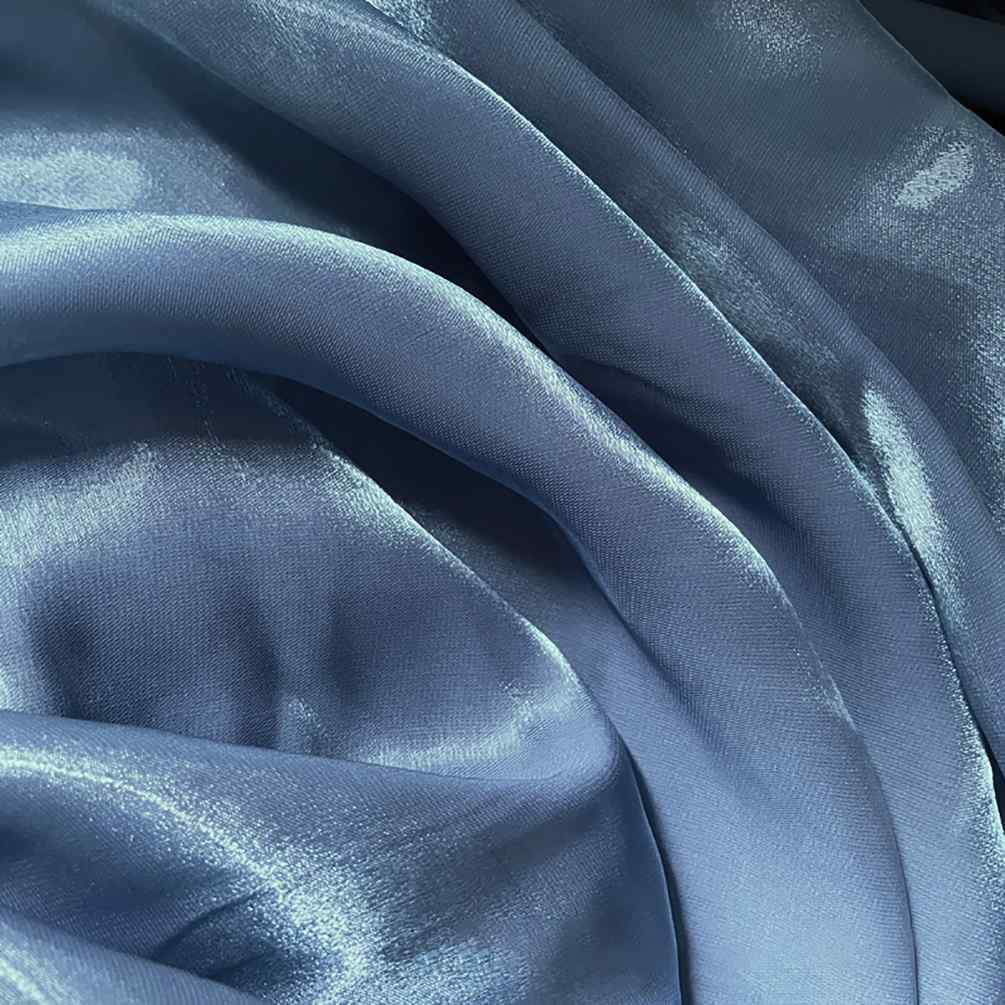 L'uni au mètre en tissu organza bleu clair de Longan Craft France présente une finition lisse, brillante et transparente, parfaite pour une décoration élégante ou la création de vêtements stylés.