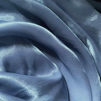 L'uni au mètre en tissu organza bleu clair de Longan Craft France présente une finition lisse, brillante et transparente, parfaite pour une décoration élégante ou la création de vêtements stylés.