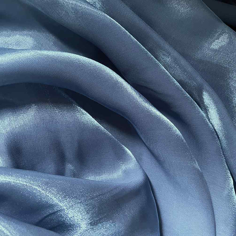 L'uni au mètre en tissu organza bleu clair de Longan Craft France présente une finition lisse, brillante et transparente, parfaite pour une décoration élégante ou la création de vêtements stylés.