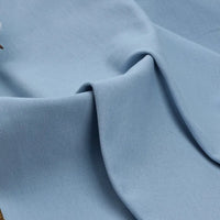 Le Tissu piqué uni au mètre bleu clair de Longan Craft France présente un tissage fin et subtil pour un toucher doux et légèrement épais, idéal pour les polos et les chemises d'été. Pas de motifs visibles ; parfait pour les projets de bricolage à manches courtes.