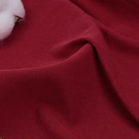 Gros plan sur le tissu piqué rouge de Longan Craft France, avec des plis doux et une mèche de coton - idéal pour les chemises d'été ou les polos à manches courtes. Tissu piqué uni au mètre, coton-polyester, parfait pour chemises et polos légers d'été.