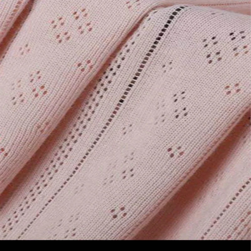 Gros plan sur Maille pointelle côtelée unie au mètre de Longan Craft France : coton biologique doux et respirant, avec motifs ajourés réguliers-idéal pour vêtements bébé ou sous-vêtements enfants.