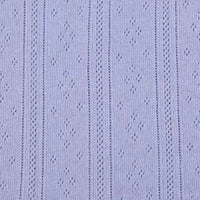 Gros plan sur Maille pointelle côtelée unie au mètre de Longan Craft France, un tissu de coton biologique violet clair avec des rayures verticales en dentelle et un ajourage en forme de losange, idéal pour les vêtements de bébé et d'enfant doux et perméables à l'air.