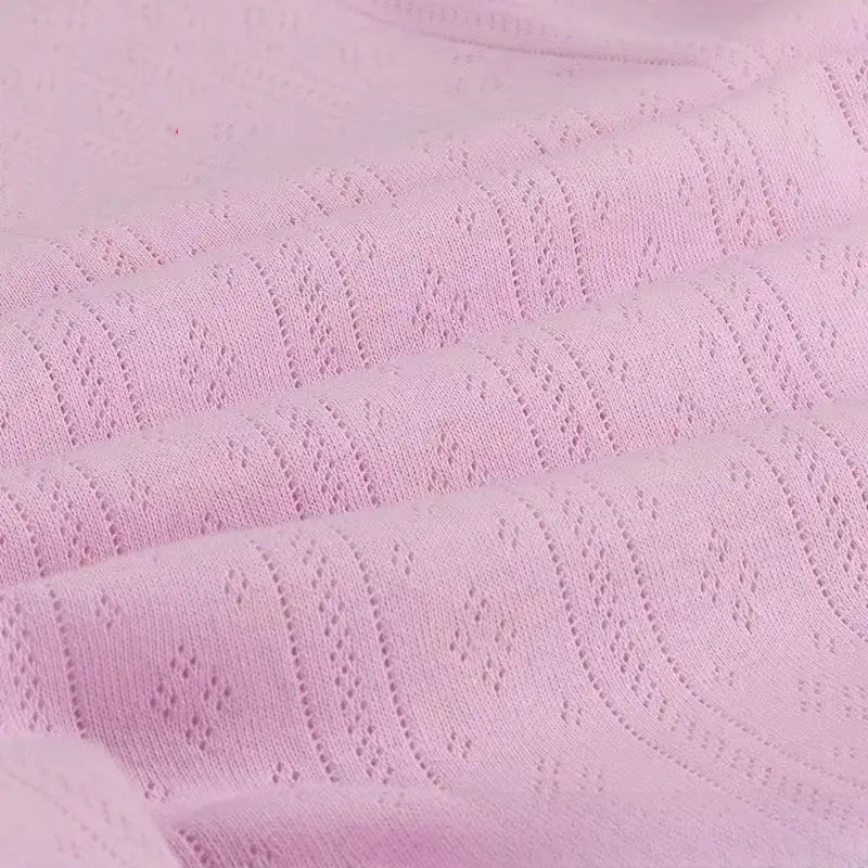 Gros plan sur la Maille pointelle côtelée unie au mètre de Longan Craft France, un coton biologique doux et respirant avec un motif texturé de losanges et de vagues - idéal pour la couture de vêtements bébé et sous-vêtements enfants.