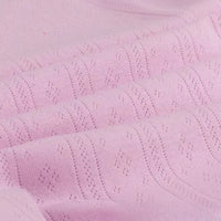 Gros plan sur la Maille pointelle côtelée unie au mètre de Longan Craft France, un coton biologique doux et respirant avec un motif texturé de losanges et de vagues - idéal pour la couture de vêtements bébé et sous-vêtements enfants.