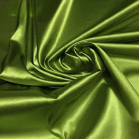 Le Tissu satin polyester uni au mètre de Longan Craft France est présenté en olive brillant, légèrement froissé et drapé au centre, mettant en valeur sa texture lisse et extensible idéale pour des vêtements ajustés et élégants.