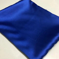 Un carré de tissu satin polyester bleu royal uni au mètre de Longan Craft France repose à plat, sa surface captant la lumière avec des plis lisses - une matière satin extensible idéale pour des vêtements ajustés et confortables.