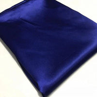 Un morceau de Tissu satin polyester uni au mètre de Longan Craft France est plié, son tissu bleu foncé, brillant et extensible reflétant la lumière pour un aspect lisse et brillant - idéal pour créer des vêtements ajustés et confortables.