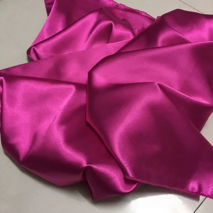 Le Tissu satin polyester uni au mètre de Longan Craft France est un tissu rose vif, brillant et réfléchissant, idéal pour créer des vêtements ajustés et confortables grâce à sa matière satinée lisse et extensible.