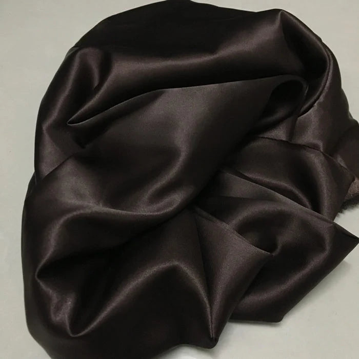 Le Tissu satin polyester uni au mètre de Longan Craft France, extensible et brillant, est parfait pour des vêtements ajustés et élégants. Drapez-le sur toute surface claire pour mettre en valeur sa belle finition satinée.