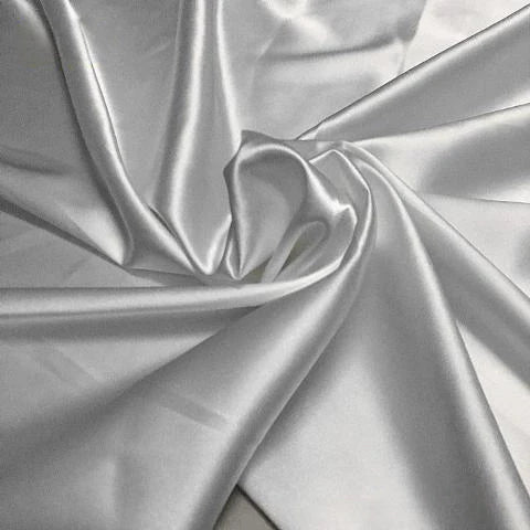 Le Tissu satin polyester uni au mètre de Longan Craft France, extensible et brillant, se drape en plis souples pour refléter la lumière-idéal pour des vêtements ajustés et confortables, parfait comme tissu pour robes.