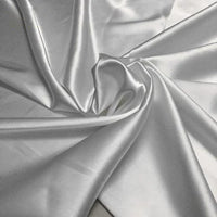 Le Tissu satin polyester uni au mètre de Longan Craft France, extensible et brillant, se drape en plis souples pour refléter la lumière-idéal pour des vêtements ajustés et confortables, parfait comme tissu pour robes.