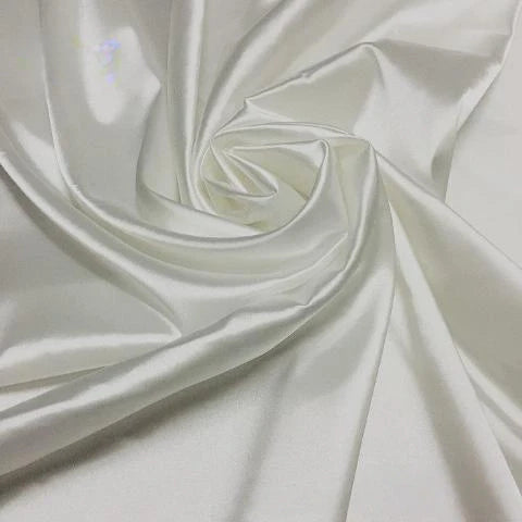 Un gros plan de Tissu satin polyester uni au mètre de Longan Craft France montre un tissu lisse et brillant dans des plis souples, mettant en valeur sa surface brillante - un matériau extensible en satin idéal pour créer des vêtements ajustés et confortables.