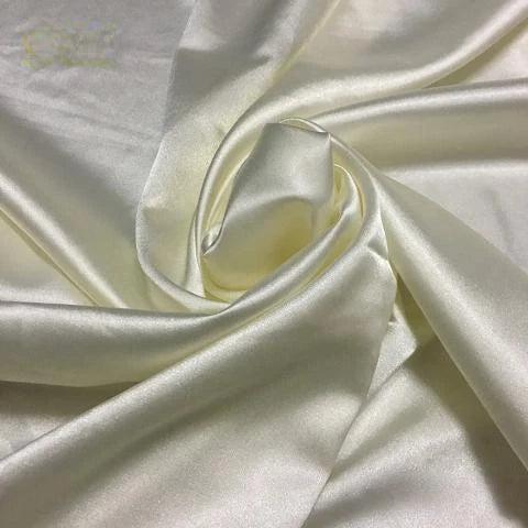 Gros plan sur le Tissu satin polyester uni au mètre de Longan Craft France, un tissu satin extensible ivoire brillant, parfait pour des vêtements ajustés et confortables ou comme tissu pour robes élégantes.