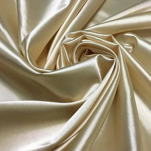 Un gros plan du Tissu satin polyester uni au mètre de Longan Craft France montre des plis lisses et brillants. Ce satin extensible est parfait pour créer des vêtements confortables et ajustés.