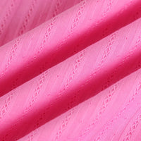 Gros plan sur le Tissu dobby rayé uni au mètre de Longan Craft France, un textile jacquard 100 % coton avec des rayures texturées en diagonale et des détails d'œillets. Léger et respirant, il est idéal pour la confection de vêtements élégants.