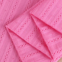 Découvrez le Tissu dobby rayé uni au mètre de Longan Craft France, un jacquard 100% coton doux et léger au motif rayé texturé. Ce tissu respirant est idéal pour créer des vêtements élégants et est vendu au mètre.