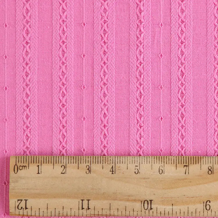 Gros plan sur le tissu dobby rayé uni 100% coton de Longan Craft France, montrant des motifs verticaux et une règle en bois avec des marques en cm et en pouces-textile respirant idéal pour vêtements, vendu au mètre.