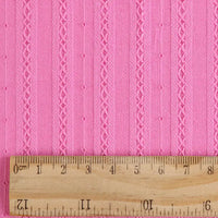 Gros plan sur le tissu dobby rayé uni 100% coton de Longan Craft France, montrant des motifs verticaux et une règle en bois avec des marques en cm et en pouces-textile respirant idéal pour vêtements, vendu au mètre.