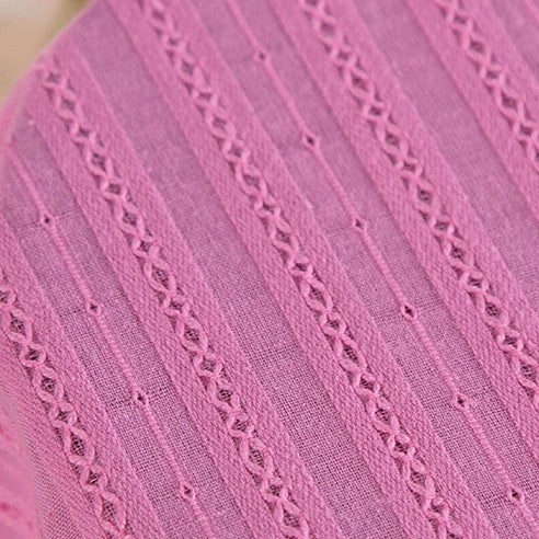 Gros plan sur le tissu dobby rayé uni au mètre de Longan Craft France, un textile jacquard 100% coton léger et respirant, idéal pour confection de vêtements ou tout projet créatif nécessitant du tissu au mètre.