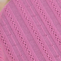 Gros plan sur le tissu dobby rayé uni au mètre de Longan Craft France, un textile jacquard 100% coton léger et respirant, idéal pour confection de vêtements ou tout projet créatif nécessitant du tissu au mètre.