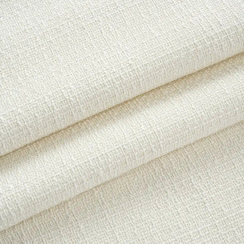 Gros plan sur le tweed Tissu uni au mètre plié, blanc cassé, de Longan Craft France. Polyester doux et légèrement épais avec une texture tissée subtile - parfait pour les costumes, l'ameublement, la décoration d'intérieur ou comme textile tweed chic pour les vêtements.