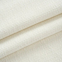 Gros plan sur le tweed Tissu uni au mètre plié, blanc cassé, de Longan Craft France. Polyester doux et légèrement épais avec une texture tissée subtile - parfait pour les costumes, l'ameublement, la décoration d'intérieur ou comme textile tweed chic pour les vêtements.