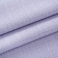Gros plan sur le tissu tweed uni au mètre de Longan Craft France, un textile de polyester violet clair à la texture tissée chic et légèrement rugueuse, parfait pour les manteaux ou les costumes élégants.
