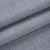 Gros plan sur le pliage de Tissu tweed uni au mètre de Longan Craft France, un tissu tweed gris en polyester à la surface texturée et tissée, doux et épais, parfait pour les vêtements ou les costumes chics.