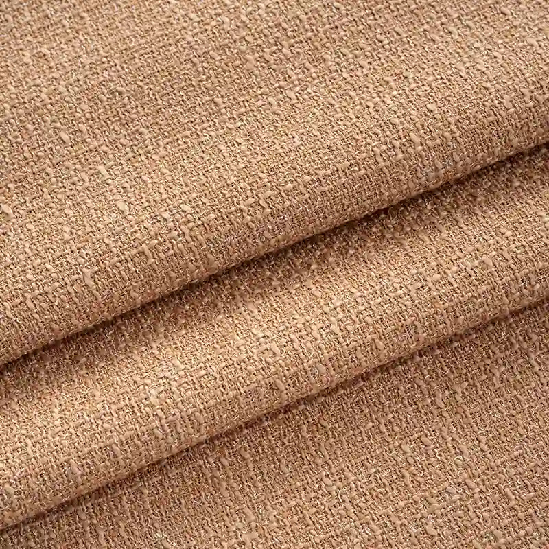 Gros plan sur le Tissu tweed uni au mètre de Longan Craft France, un textile polyester texturé marron clair aux fibres visibles et au motif tissé subtil. Idéal pour les costumes chics et les manteaux.