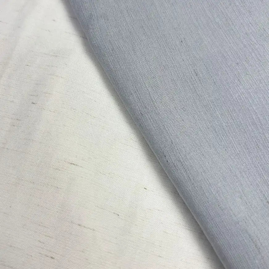 Gros plan sur deux pièces de Tissu uni en viscose lyocell au mètre de Longan Craft France - blanc cassé avec de subtiles taches et gris clair - présentant une texture lisse et respirante, idéale pour confectionner des hauts légers.