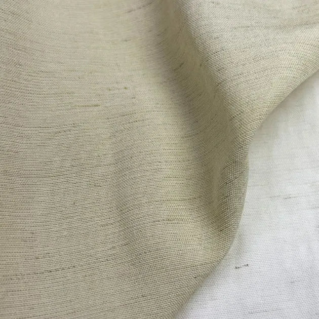 Un gros plan de Tissu uni en viscose lyocell au mètre de Longan Craft France montre son tissu rayonne lyocell beige clair, lisse et respirant, avec un tissage visible et une légère texture - idéal pour confectionner des hauts confortables.