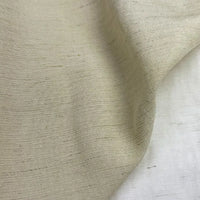 Un gros plan de Tissu uni en viscose lyocell au mètre de Longan Craft France montre son tissu rayonne lyocell beige clair, lisse et respirant, avec un tissage visible et une légère texture - idéal pour confectionner des hauts confortables.