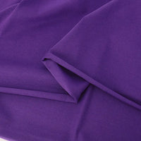 Gros plan sur un tissu violet lisse et plié, aux bords nets et aux plis minimes - idéal pour le Jersey coton élasthanne au mètre de Longan Craft France, un jersey extensible parfait pour les peignoirs et les vêtements.